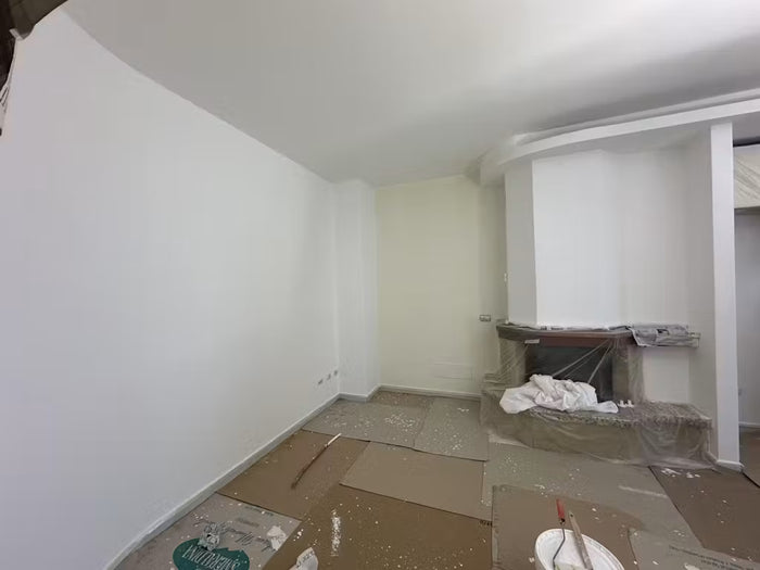 Le mie pareti non erano umide ma fredde. Ho usato fondo e pittura termica e sembra davvero che la temperatura della stanza sia salita di qualche grado. E lo spray antimuffa è miracoloso.